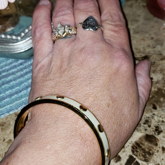 New Coach Enameled Heart Bangke Bracelet - Picture 5 of 14